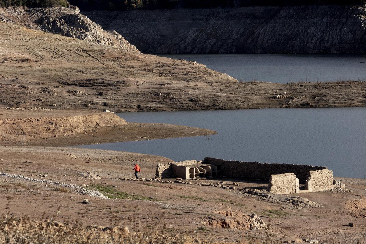 El pantano de Sau, con gran parte del pueblo al descubierto, por la sequía