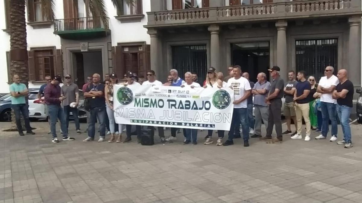 Los agentes de la plataforma, esta mañana frente a Delegación del Gobierno.