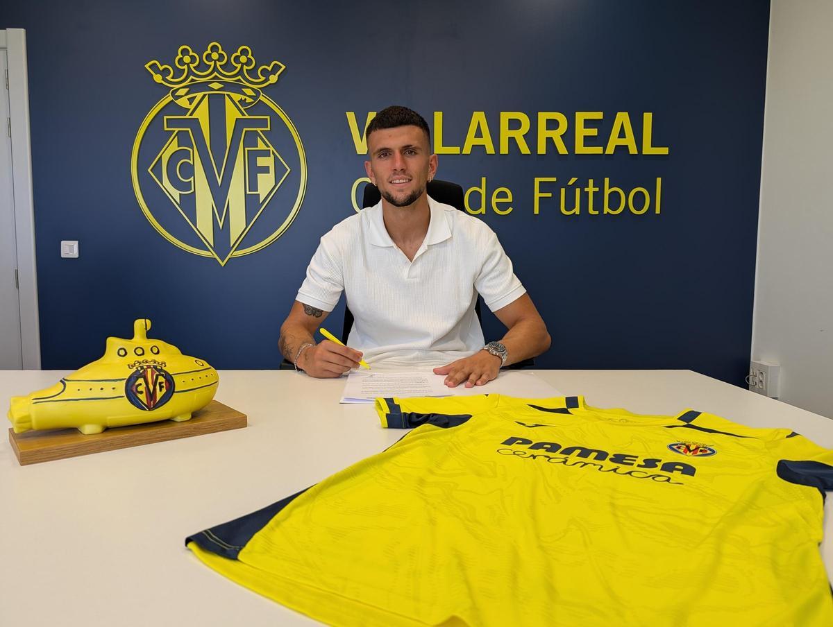 El Villarreal CF anunció este jueves la llegada de Álvaro García Blanes, central alicantino que llega al Villarreal B cedido por el Alavés.