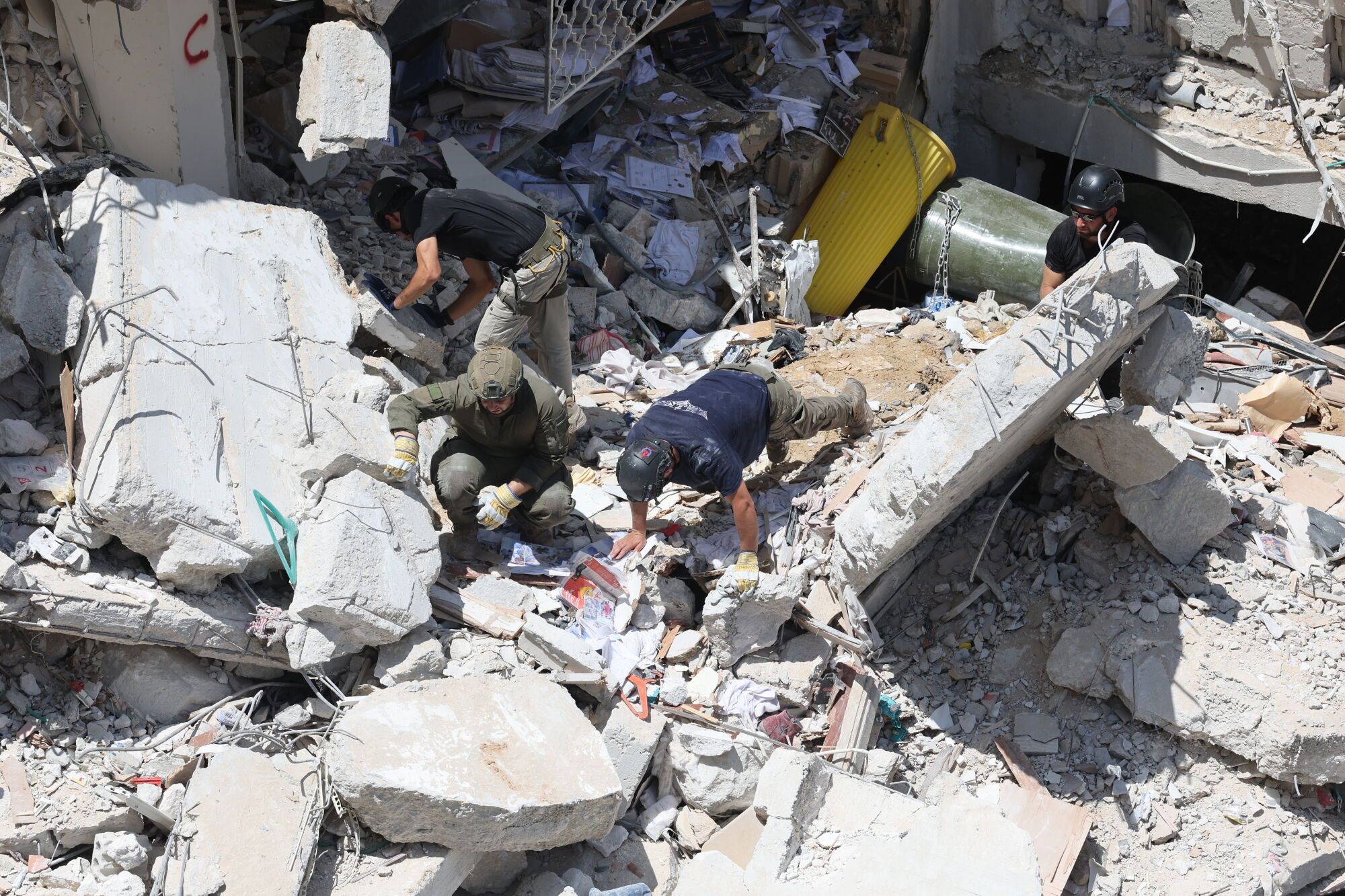 Bat Yam (Israel), 15/06/2025.- Members of Israel's Home Front Command search for missing people under the rubble of a partially collapsed residential building after Iranian ballistic missiles hit Bat Yam, central Israel, 15 June 2025. Iran launched a barrage of ballistic missiles at Israel overnight in retaliation for Israeli airstrikes on Iranian targets. Magen David Adom (MDA), Israel's national emergency services, reported at least six killed and dozens injured, including two in critical condition. EFE/EPA/ABIR SULTAN