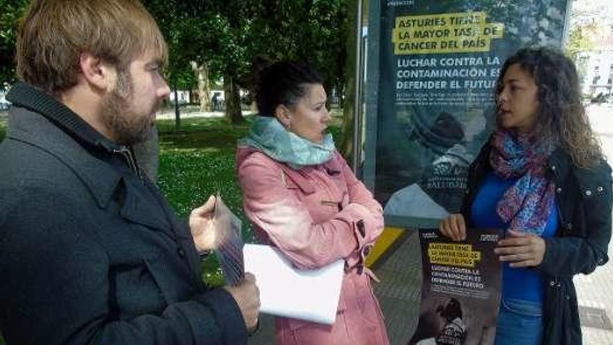 Daniel Ripa, Nuria Rodríguez y Tania González, ayer, en el parque del Muelle de Avilés con los carteles de la precampaña.