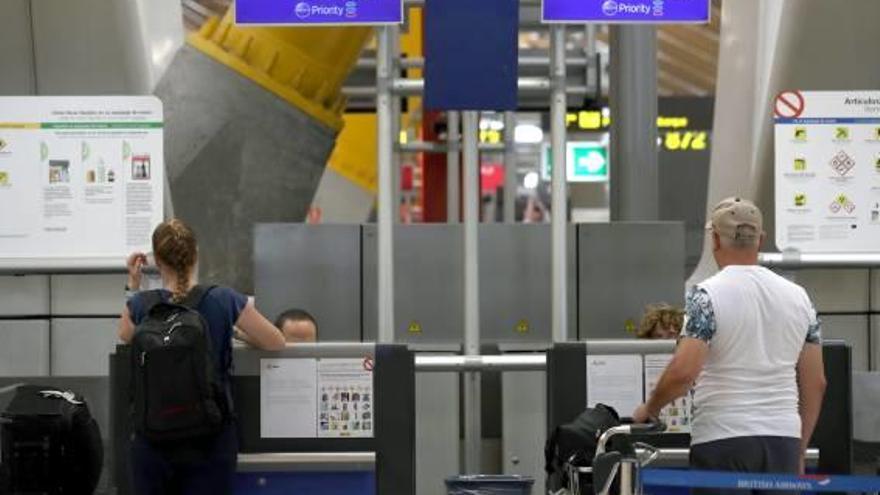 Diverses persones demanen explicacions a Barajas.