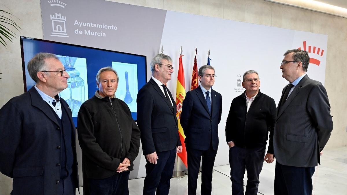 Miembros de la Junta directiva de la Federación Cabildo de Hermandades de la Aurora de la Región de Murcia con el alcalde de Murcia, en una imagen de archivo.