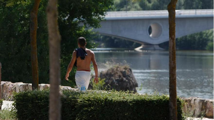 Un hombre pasea sin camiseta debido al calor en Zamora en una imagen de archivo.