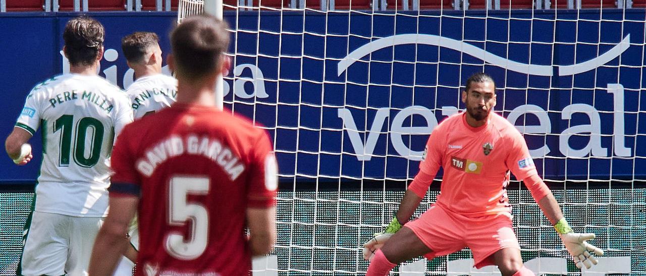 El debutante Gazzaniga mira un balón en un remate a puerta de Osasuna. | AFP7