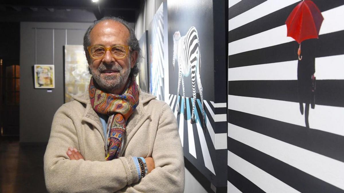 Fernando Delgado, en la muestra de la galería Black Box.   | // CARLOS PARDELLAS