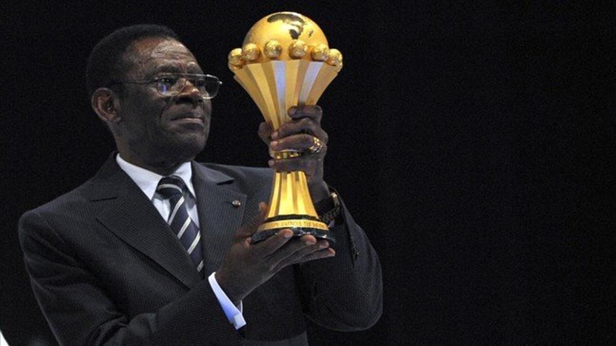 El dictador ecuatoriano Teodoro Obiang sostiene el trofeo de la Copa de África en el 2011.