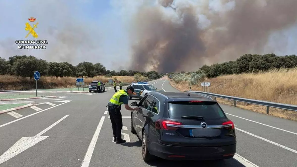 Viene un verano complicado en Extremadura: nueve incendios en 24 horas, con una autovía cortada y un pueblo sin luz