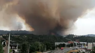 Miedo y caos entre el polígono y la ciudad de Ourense: el fuego cerca casas, paraliza trenes y corta la luz