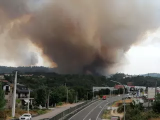 El incendio en la ciudad de Ourense obliga a desalojar el polígono de Barreiros y corta la circulación del AVE entre Galicia y Madrid