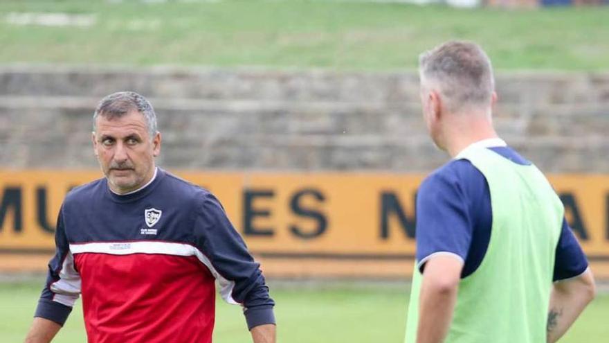 Blas García se dirige a Boris durante un entrenamiento.