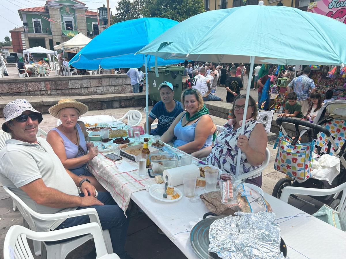 EN IMÁGENES: Comida en la calle en el Festival de la Sidra de Nava