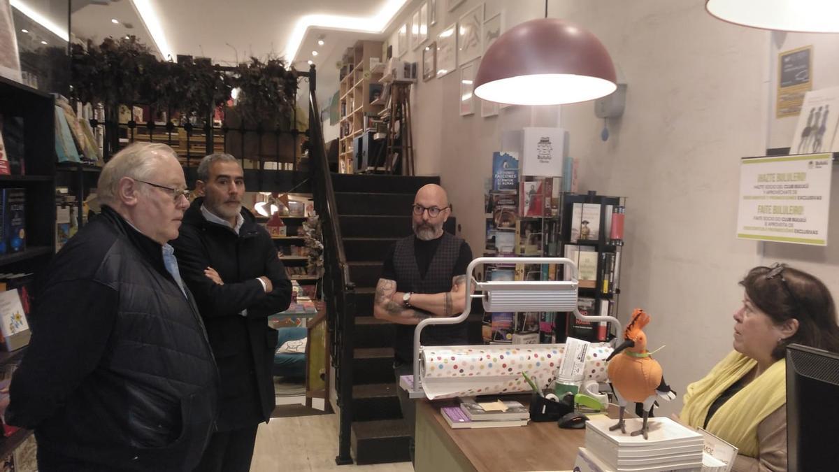 El director xeral de Comercio, en su visita a la librería Bululú, en A Coruña.