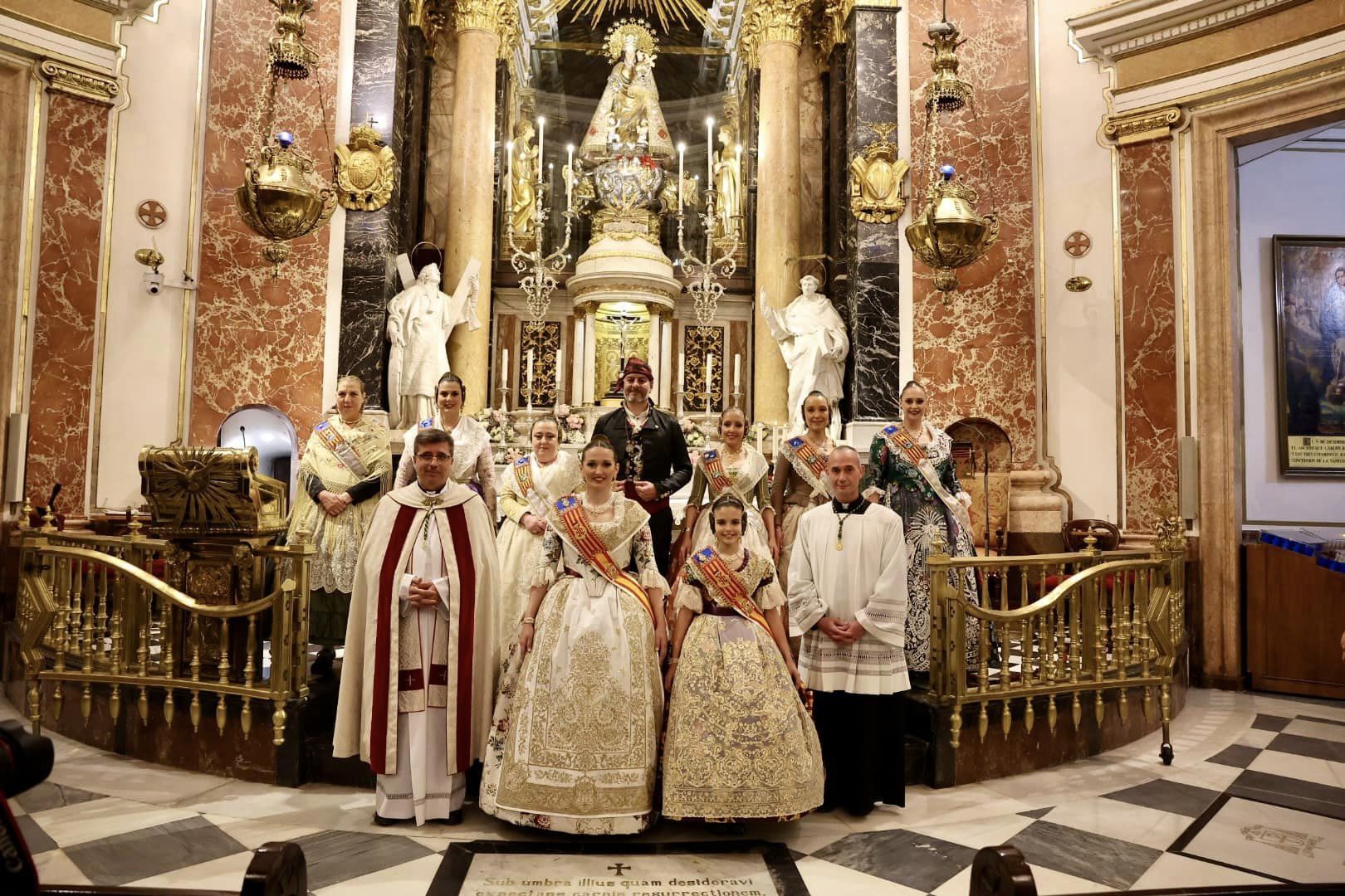 La visita a la Basílica completa la fiesta de la Exaltación en las Fallas 2023