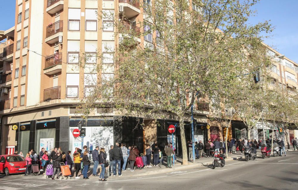 Largas colas en el Mercadona de San Blas y en el Carrefour de Sant Joan por el temor al coronavirus en Alicante