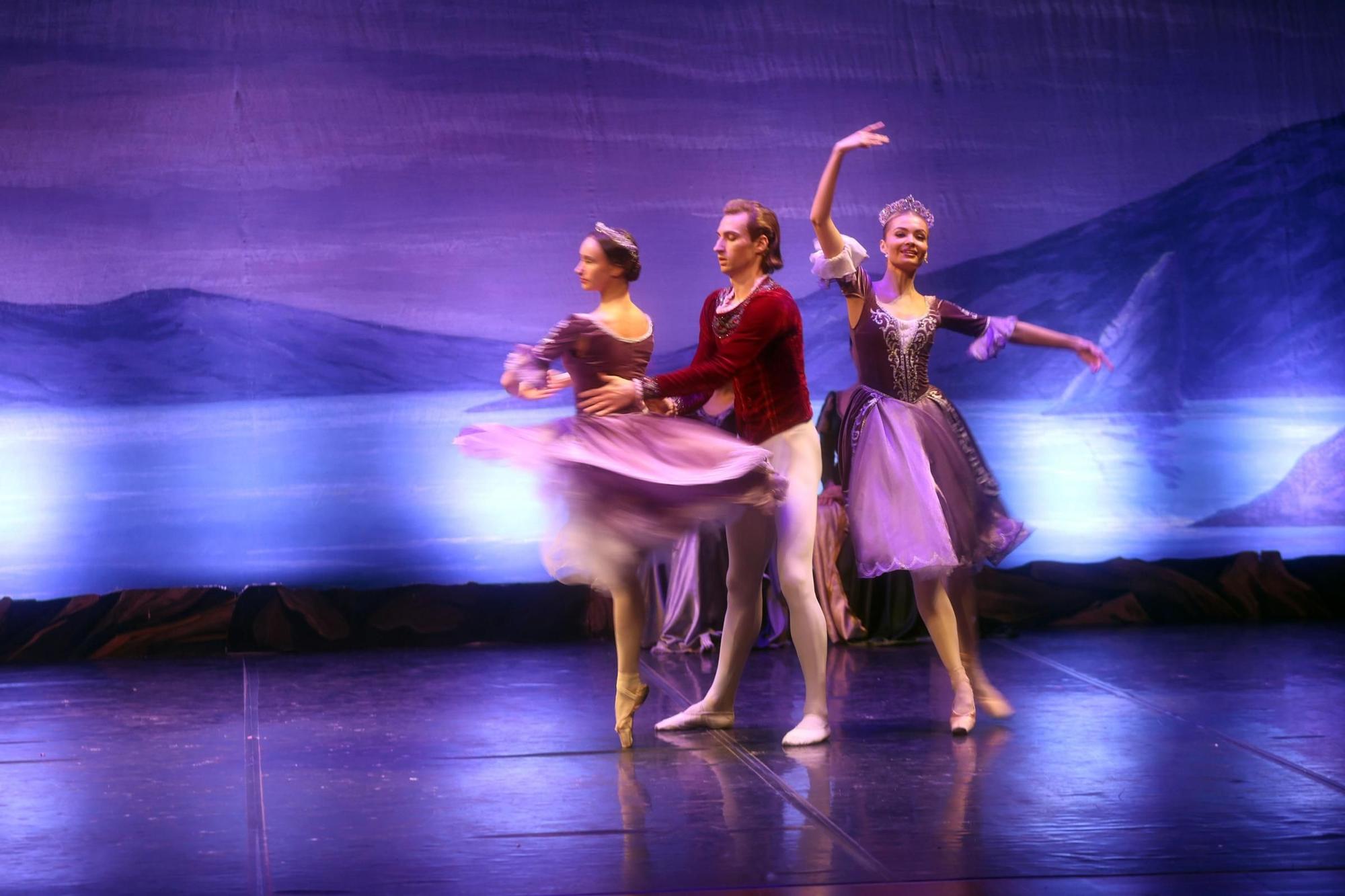 Así se vivió el espectáculo de "El Lago de los Cisnes" ofrecido por el Ballet de Kiev en el Auditorio de Vilagarcía.