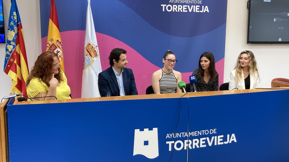 Acto de presentación de la corte salinera en el salón de plenos del Ayuntamiento de Torrevieja