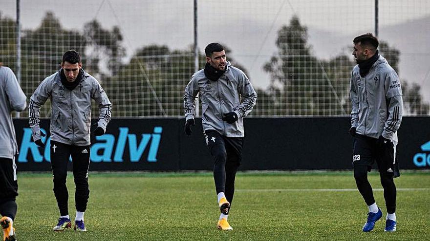 Aarón Martín, junto a Mallo y Brais, durante un entrenamiento.