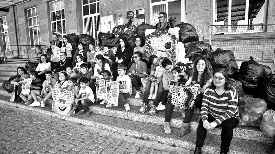 Amigos de Galicia se llevó una furgoneta llena de tapones para Jonatan. // Iñaki Abella