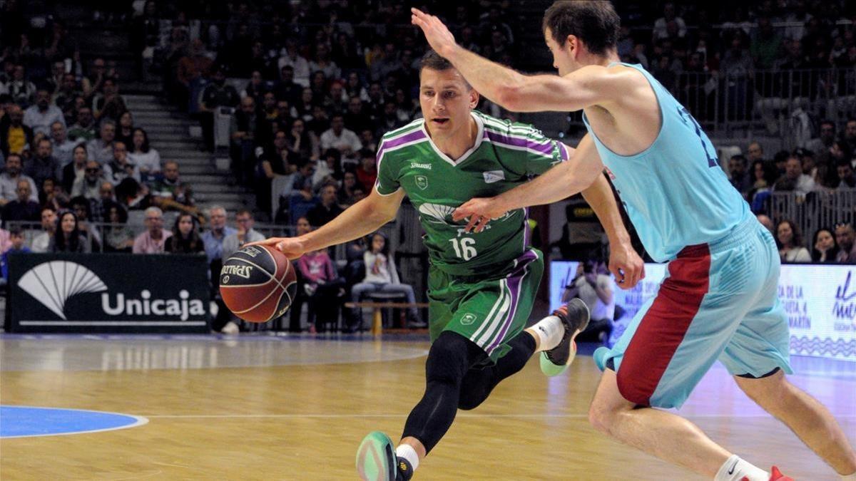 El escolta del Unicaja, Nedovic, ante Koponen, del Barça.