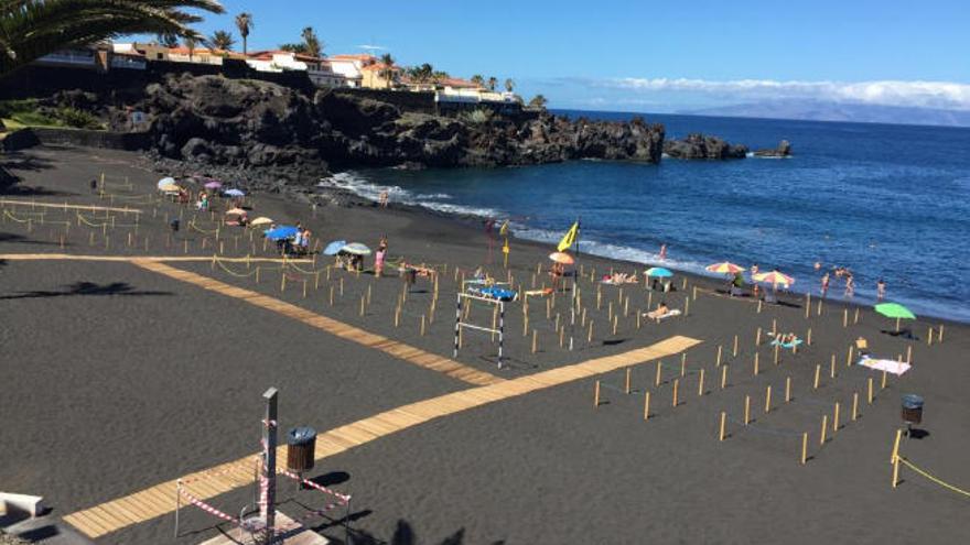 Panorámica de Playa de la Arena, en el municipio de Santiago del Teide, donde se pueden apreciar las parcelas creadas para los bañistas.