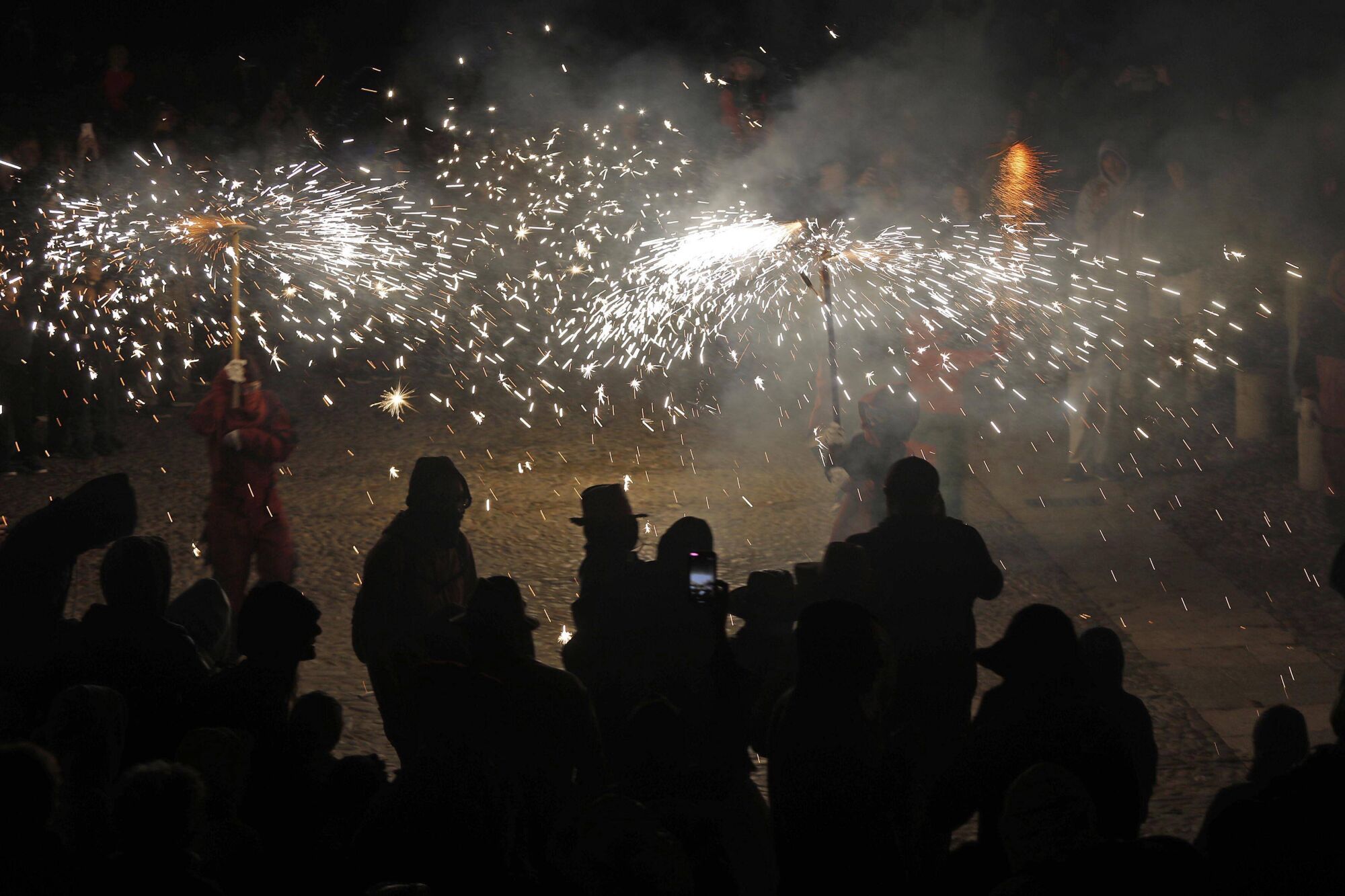 Girona. Plaça Sant Domenec. Correfoc infantil amb els Trons de l'Onyar. Fires.