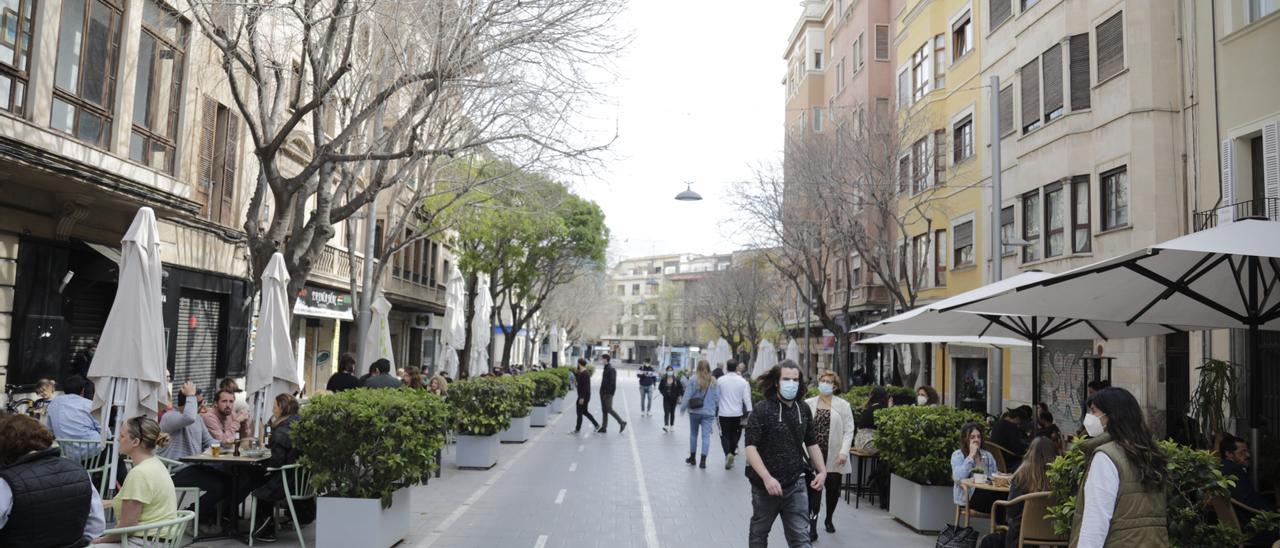 Gente paseando por las calles de Palma.