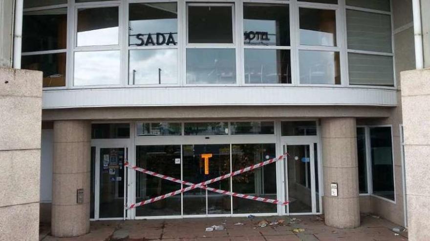 Entrada del hotel de Sada.