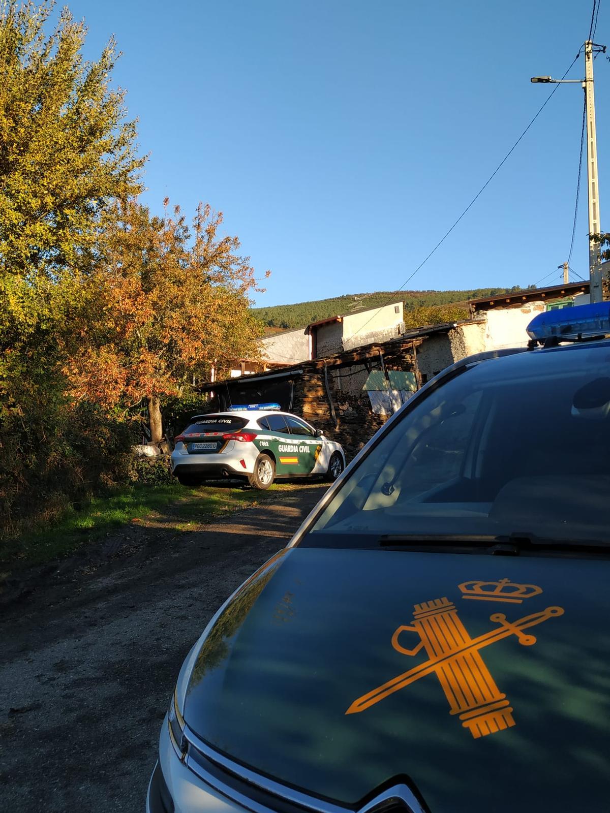 Vehículos de la Guardia Civil en el pueblo de San Xulián.