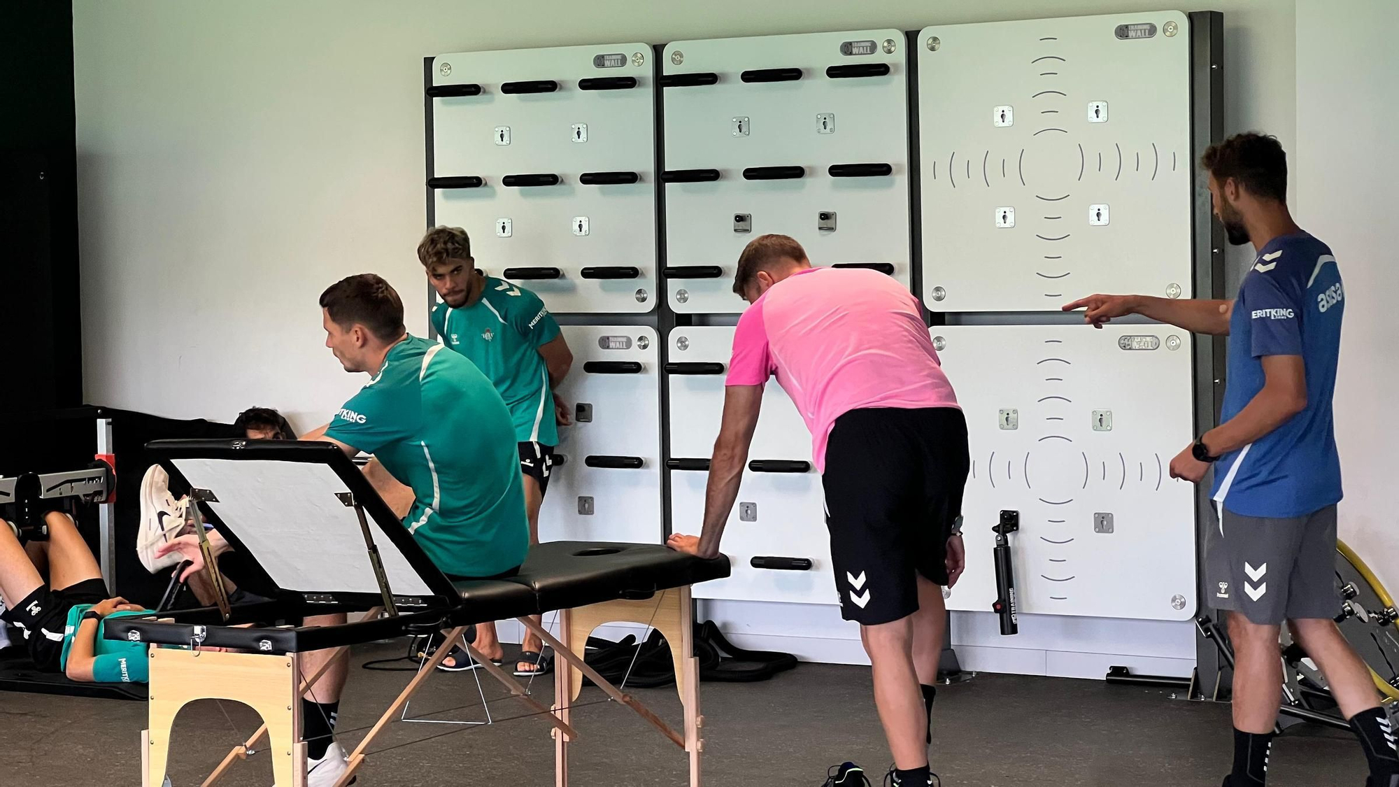 Primer día de reconocimientos médicos en el Betis antes de iniciar la pretemporada en Portugal