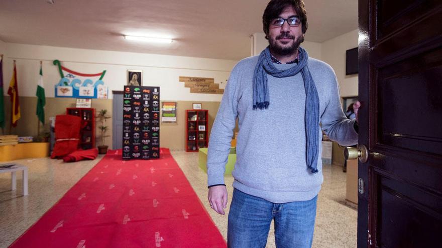 José Miguel Santos, junto al trozo de alfombra roja de los Goya que recogió.