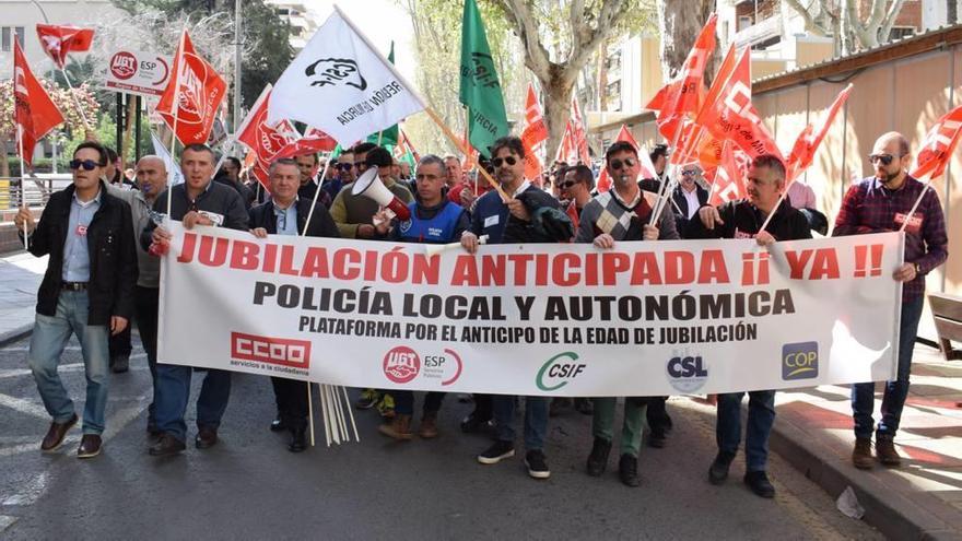 Una concentración de agentes, en marzo, durante una protesta en Murcia para exigir la jubilación anticipada.