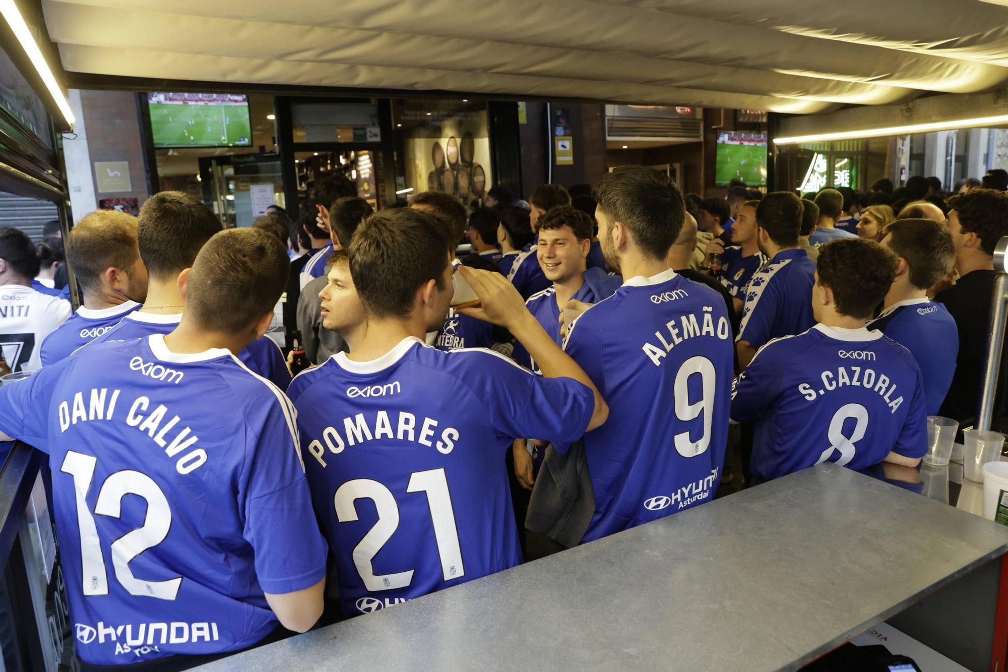 Así celebró la afición azul en Pedro Miñor la victoria del Oviedo en Almería