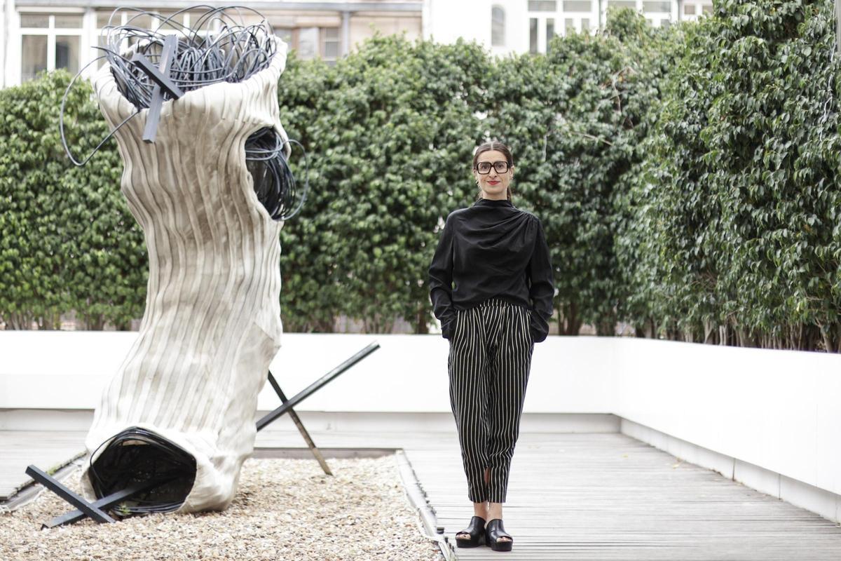 La directora Fundación Antoni Tàpies, Imma Prieto, junto al calcetín reducido instalado finalmente en el museo.