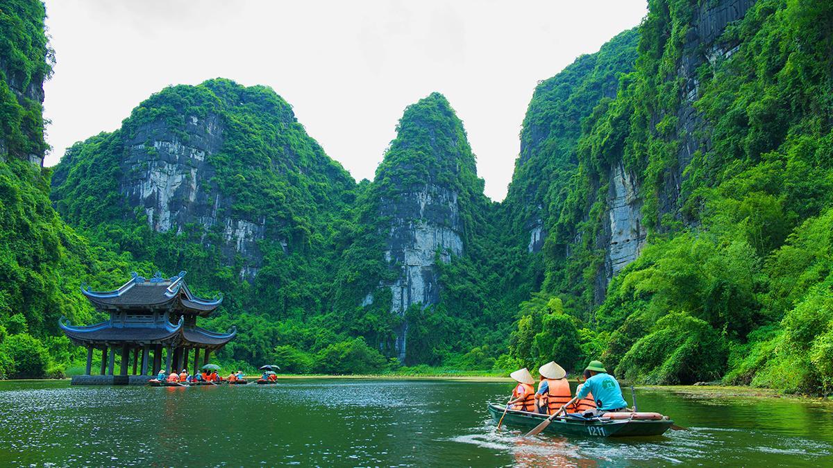 Ninh Binh, conocida como la bahía de Ha Long terrestre, permite navegar entre montañas kársticas, templos y paisajes verdes del norte de Vietnam.