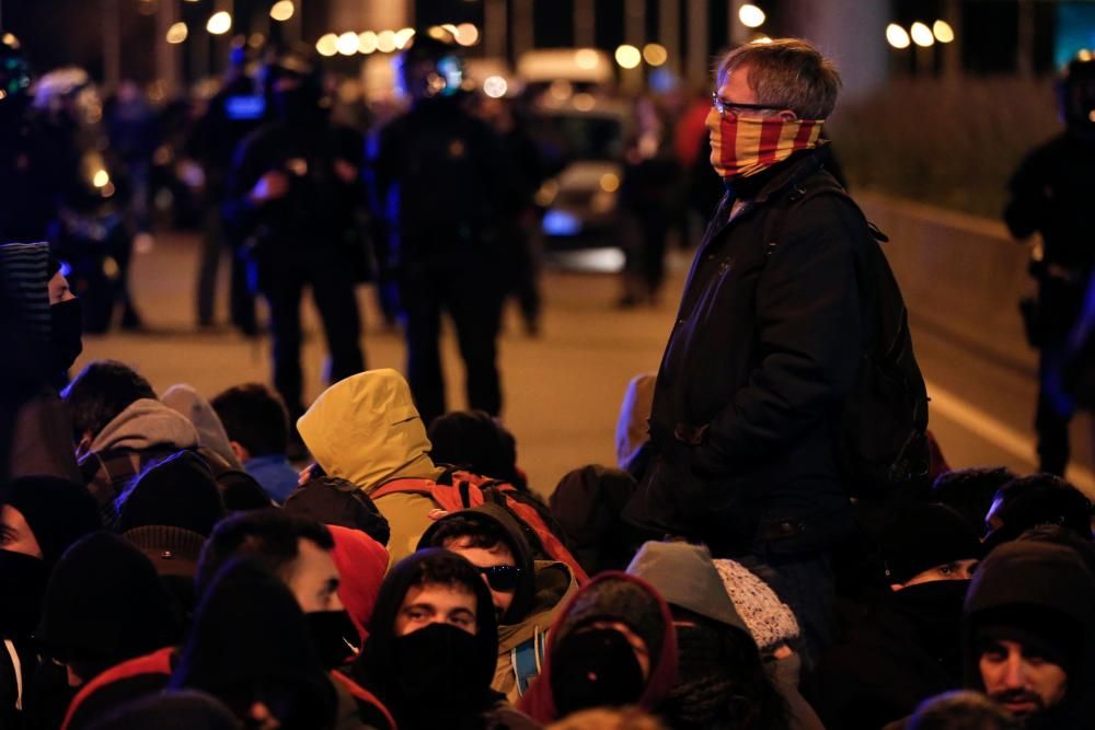 Grupos independentistas cortan vías en Barcelona.