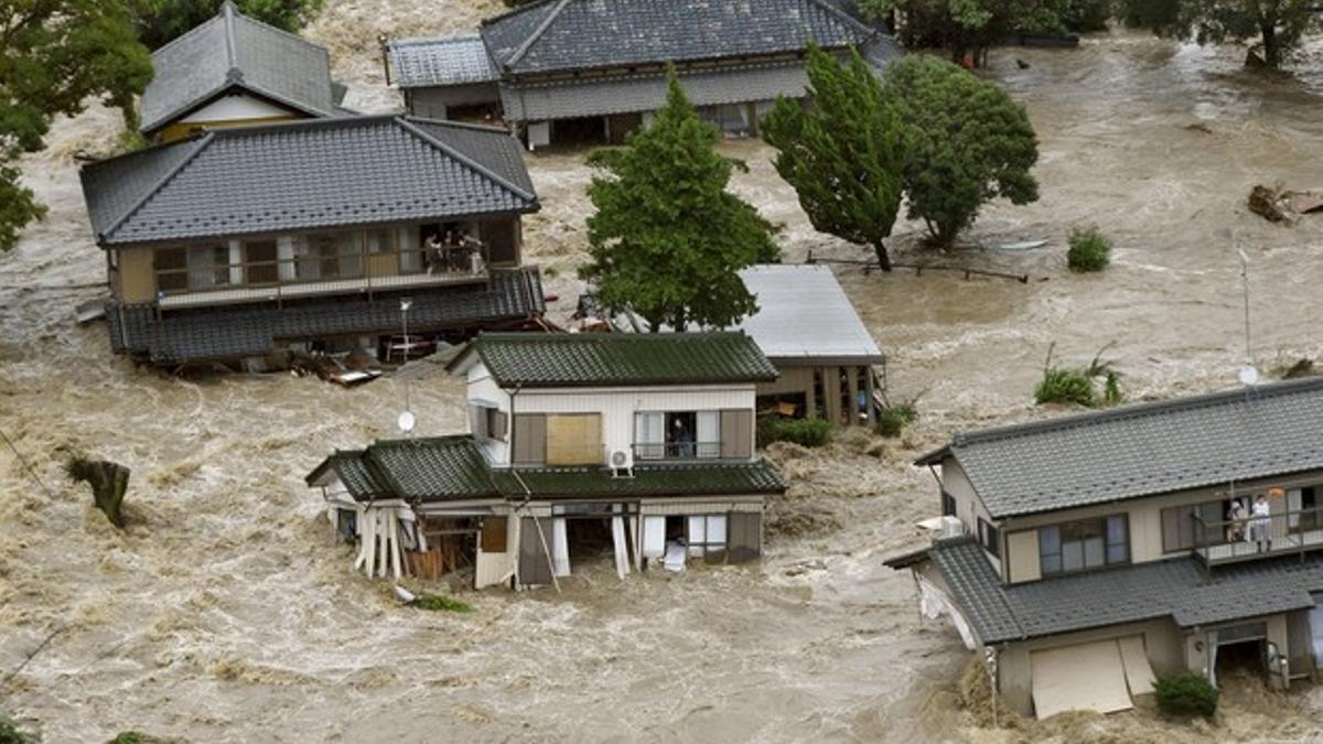 El Tifón Etau que azota Japón provoca graves inundaciones.