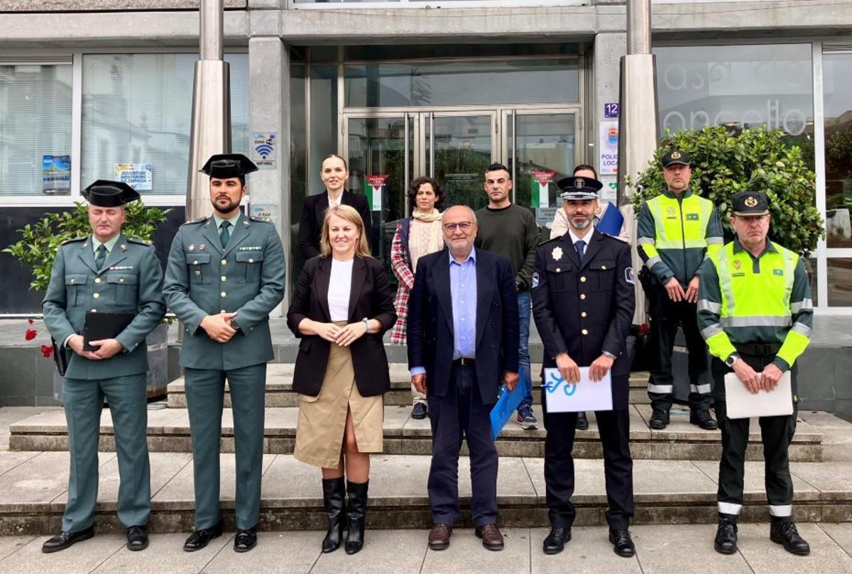 La alcaldesa, Loli Castiñeira, y Abel Losada presidieron la junta. | D.P