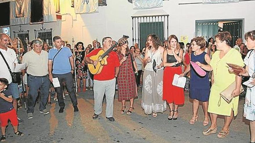 Villafranca recibe a su patrona, la Virgen de los Remedios, entre el clamor de los vecinos