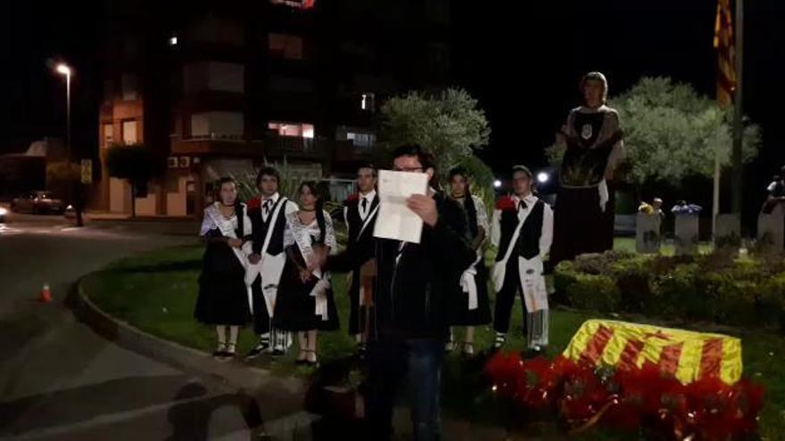 L'alcalde de Navàs estripa en públic la carta de Rajoy