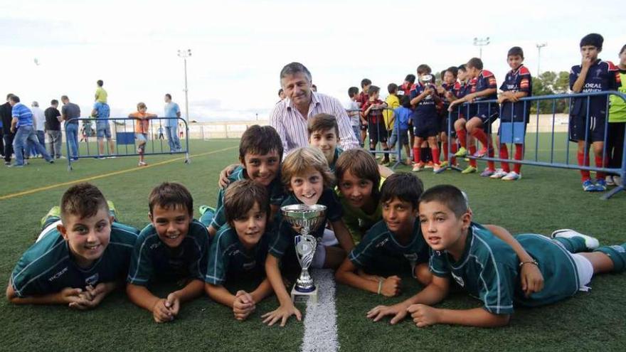 Los alevines del Cabo de Cruz y el alcalde de Silleda, Manuel Cuiña, posan con el trofeo.