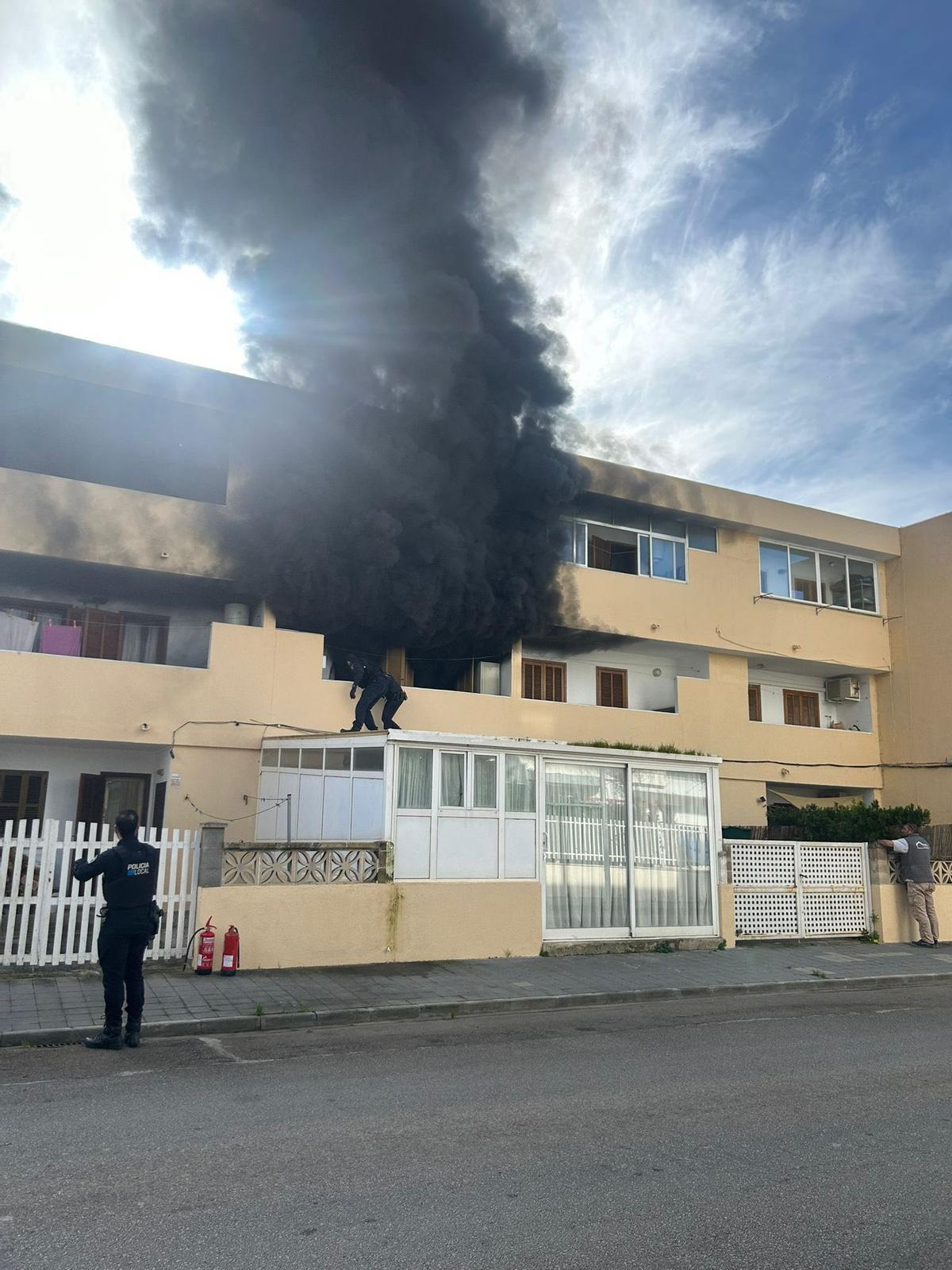 Varios agentes, en el edificio afectado.