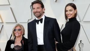 Irina Shayk y Bradley Cooper, ¿posible ruptura?. En la foto, el actor y la modelo y la madre de él, Gloria Campano, el pasado febrero en los Oscar.