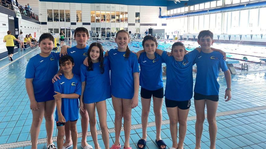 Nadadores del CN Xàtiva en la piscina de Alzira.