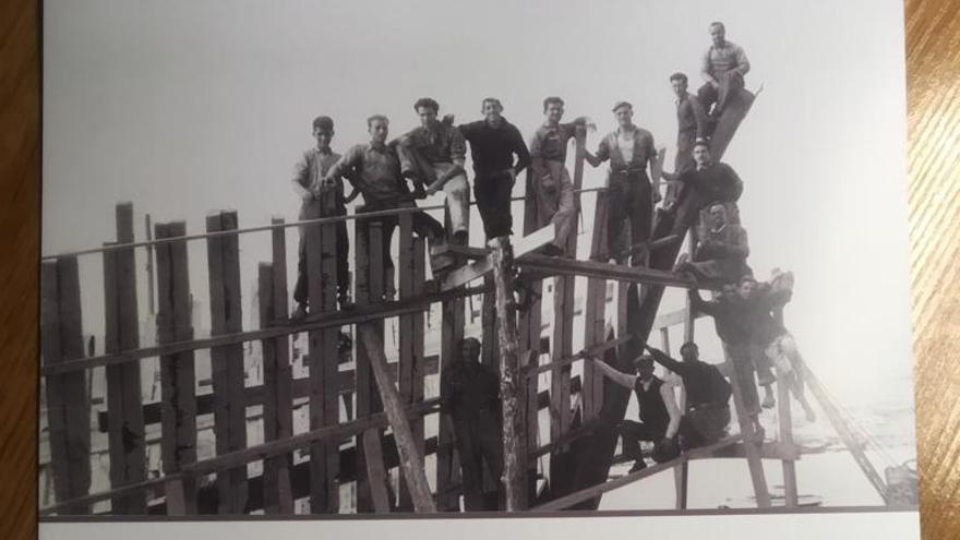 Los calafates sobre la estructura de un barco en Calp.