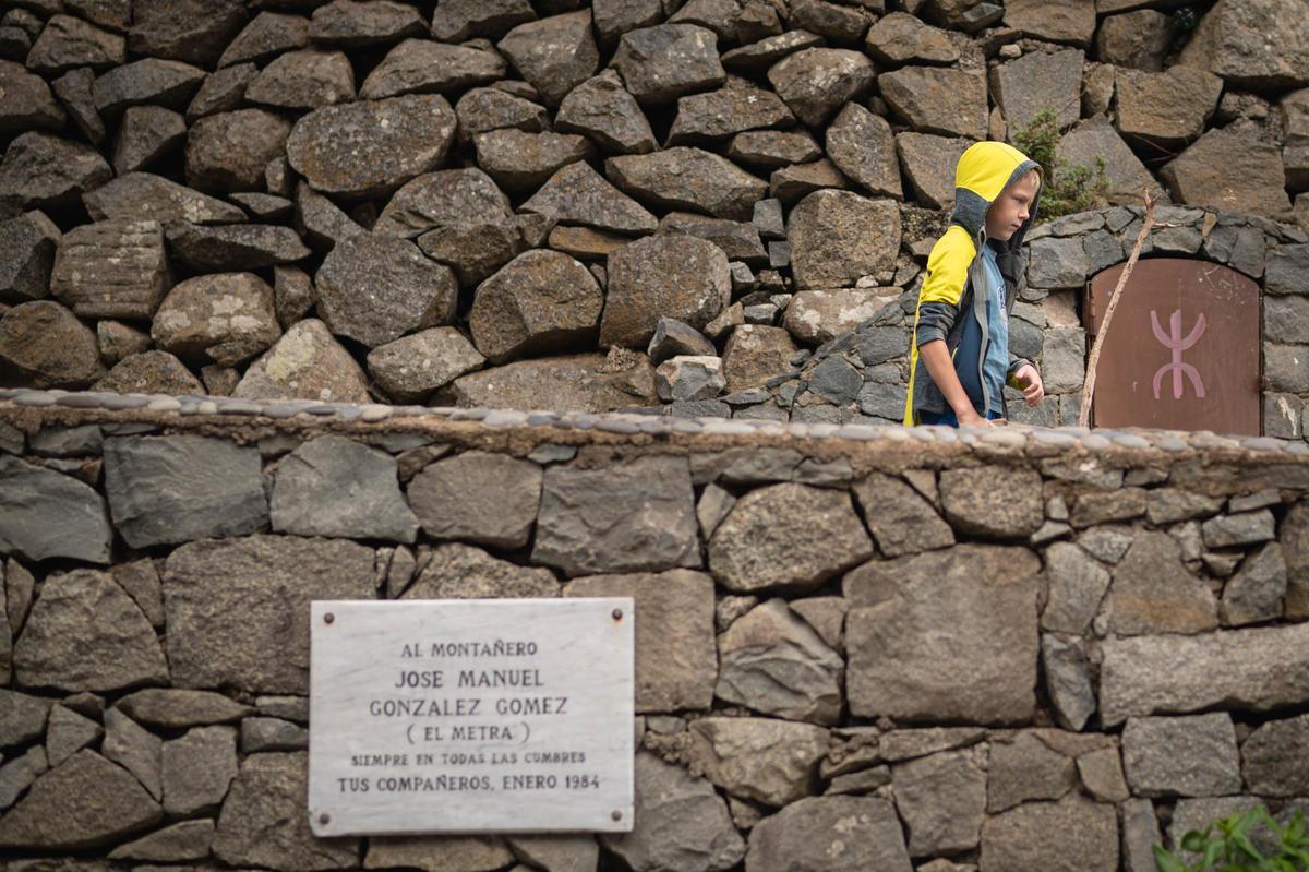 Una placa recuerda en la plaza de la ermita a ' El Metra', amante de la naturaleza fallecido en 1984