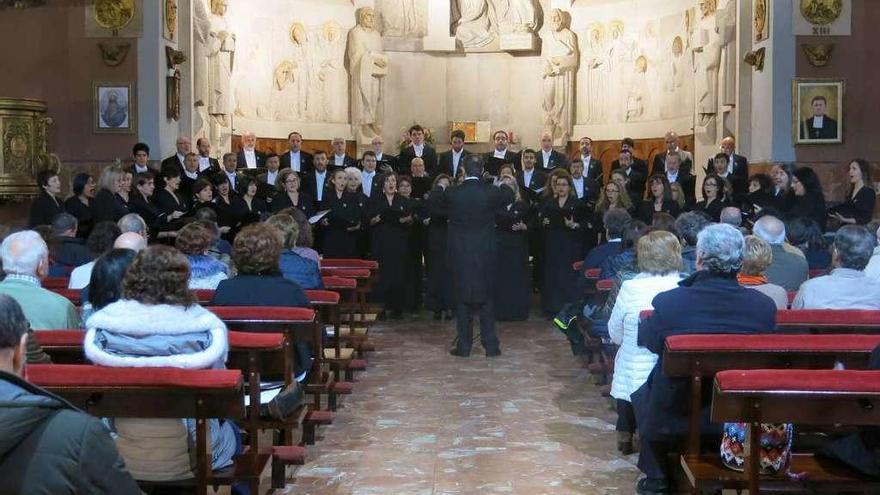 El Coro de la Fundación Princesa de Asturias, ayer, en la iglesia parroquial de Ribadesella.