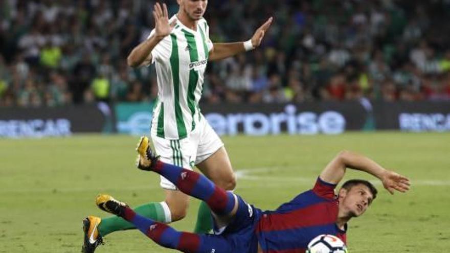 Bardhi, muy desdibujado anoche en el Benito Villamarín, cae al suelo ante la presión de Fabián, autor del segundo gol del Betis.