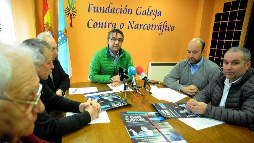 Fernando Alonso, segundo por la derecha, en un acto de la Fundación Galega contra o Narcotráfico, en Vilagarcía. // Iñaki Abella