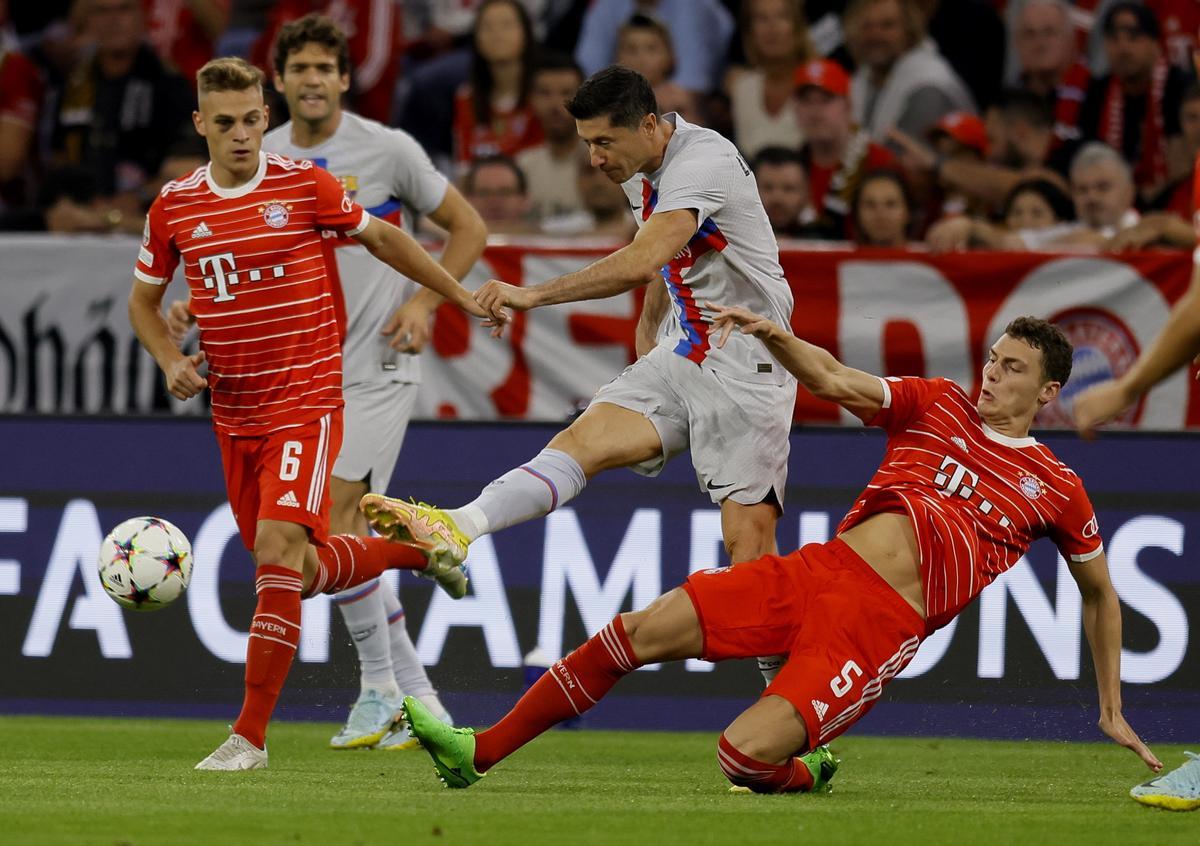 Munich (Germany), 13/09/2022.- Munich’s Benjamin Pavard (R) and Joshua Kimmich (L) in action against Barcelona’s Robert Lewandowski during the UEFA Champions League group C soccer match between Bayern Munich and FC Barcelona in Munich, Germany, 13 September 2022. (Liga de Campeones, Alemania) EFE/EPA/RONALD WITTEK